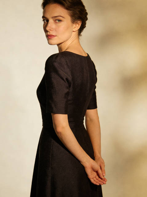 Simple and fitted dress outfit